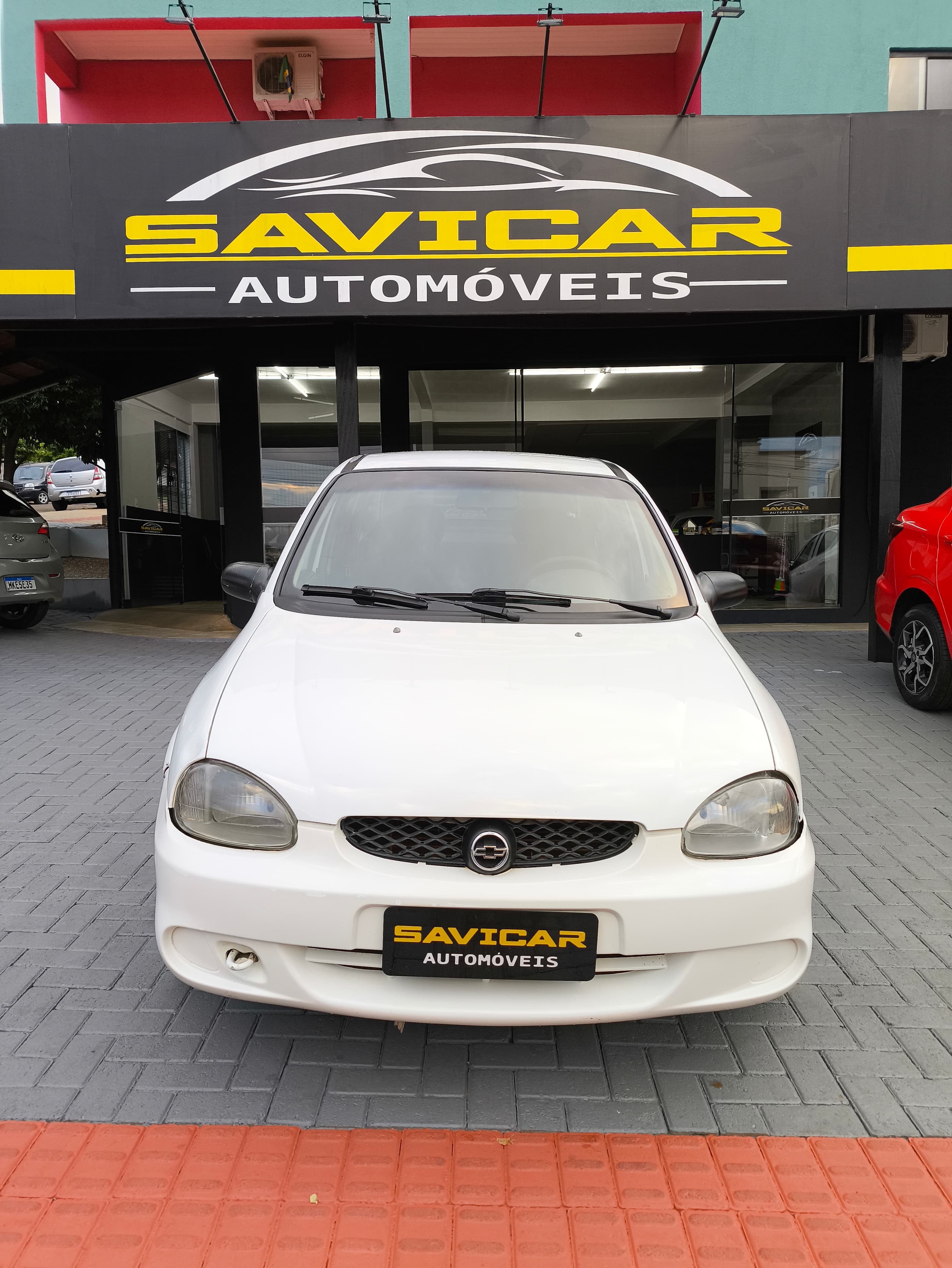 GM CORSA SEDAN BÁSICO 